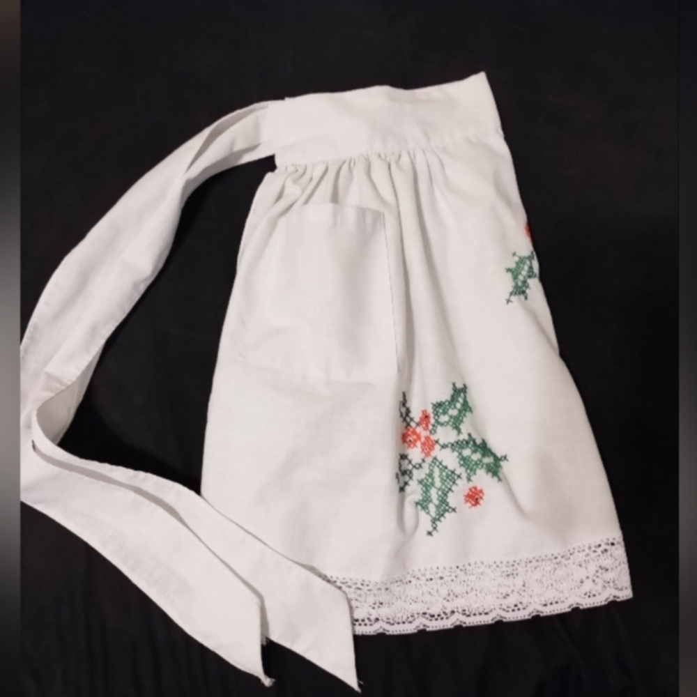Vintage Linen Hand Embroidered Waist Apron Holly Green and Berries Lace Details - Picture 4 of 4